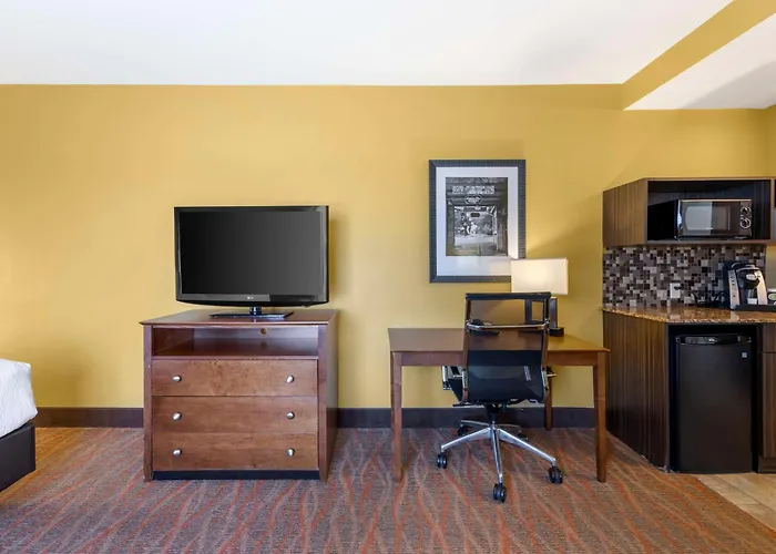 Best Western Plus Tupelo Inn & Suites